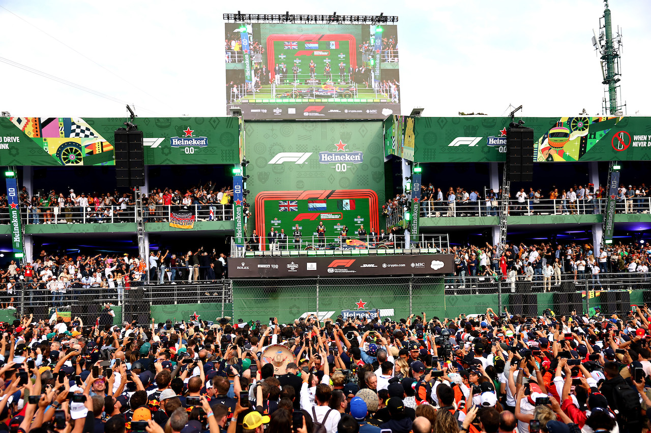 GP CITTA DEL MESSICO, 1st place Max Verstappen (NLD) Red Bull Racing, 2nd place Lewis Hamilton (GBR) Mercedes AMG F1, 3rd place Sergio Perez (MEX) Red Bull Racing with Gianpiero Lambiase (ITA) Red Bull Racing Engineer.
30.10.2022. Formula 1 World Championship, Rd 20, Mexican Grand Prix, Mexico City, Mexico, Gara Day.
- www.xpbimages.com, EMail: requests@xpbimages.com ¬© Copyright: Batchelor / XPB Images
