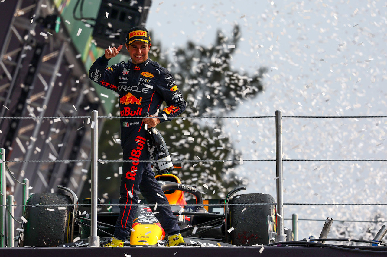 GP CITTA DEL MESSICO, Sergio Perez (MEX), Red Bull Racing 
30.10.2022. Formula 1 World Championship, Rd 20, Mexican Grand Prix, Mexico City, Mexico, Gara Day.
- www.xpbimages.com, EMail: requests@xpbimages.com ¬© Copyright: Charniaux / XPB Images