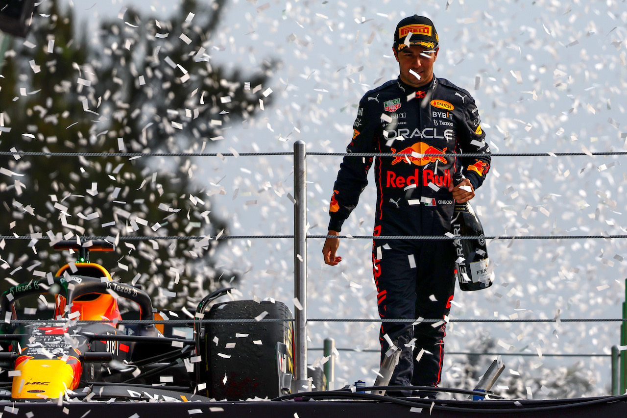 GP CITTA DEL MESSICO, Sergio Perez (MEX), Red Bull Racing 
30.10.2022. Formula 1 World Championship, Rd 20, Mexican Grand Prix, Mexico City, Mexico, Gara Day.
- www.xpbimages.com, EMail: requests@xpbimages.com ¬© Copyright: Charniaux / XPB Images