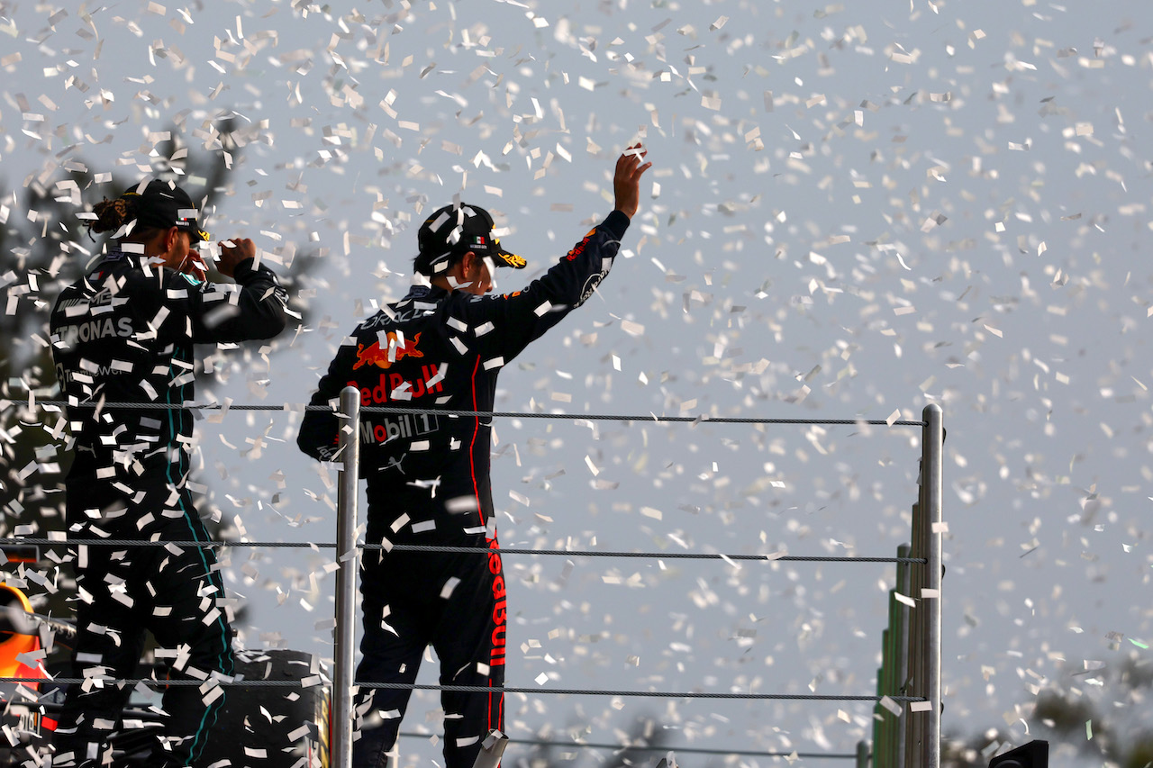 GP CITTA DEL MESSICO, Lewis Hamilton (GBR), Mercedes AMG F1  e Sergio Perez (MEX), Red Bull Racing 
30.10.2022. Formula 1 World Championship, Rd 20, Mexican Grand Prix, Mexico City, Mexico, Gara Day.
- www.xpbimages.com, EMail: requests@xpbimages.com ¬© Copyright: Charniaux / XPB Images