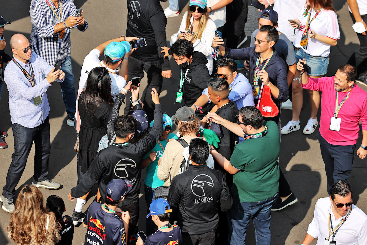 GP CITTA DEL MESSICO, Sebastian Vettel (GER) Aston Martin F1 Team with fans.
30.10.2022. Formula 1 World Championship, Rd 20, Mexican Grand Prix, Mexico City, Mexico, Gara Day.
- www.xpbimages.com, EMail: requests@xpbimages.com © Copyright: Moy / XPB Images