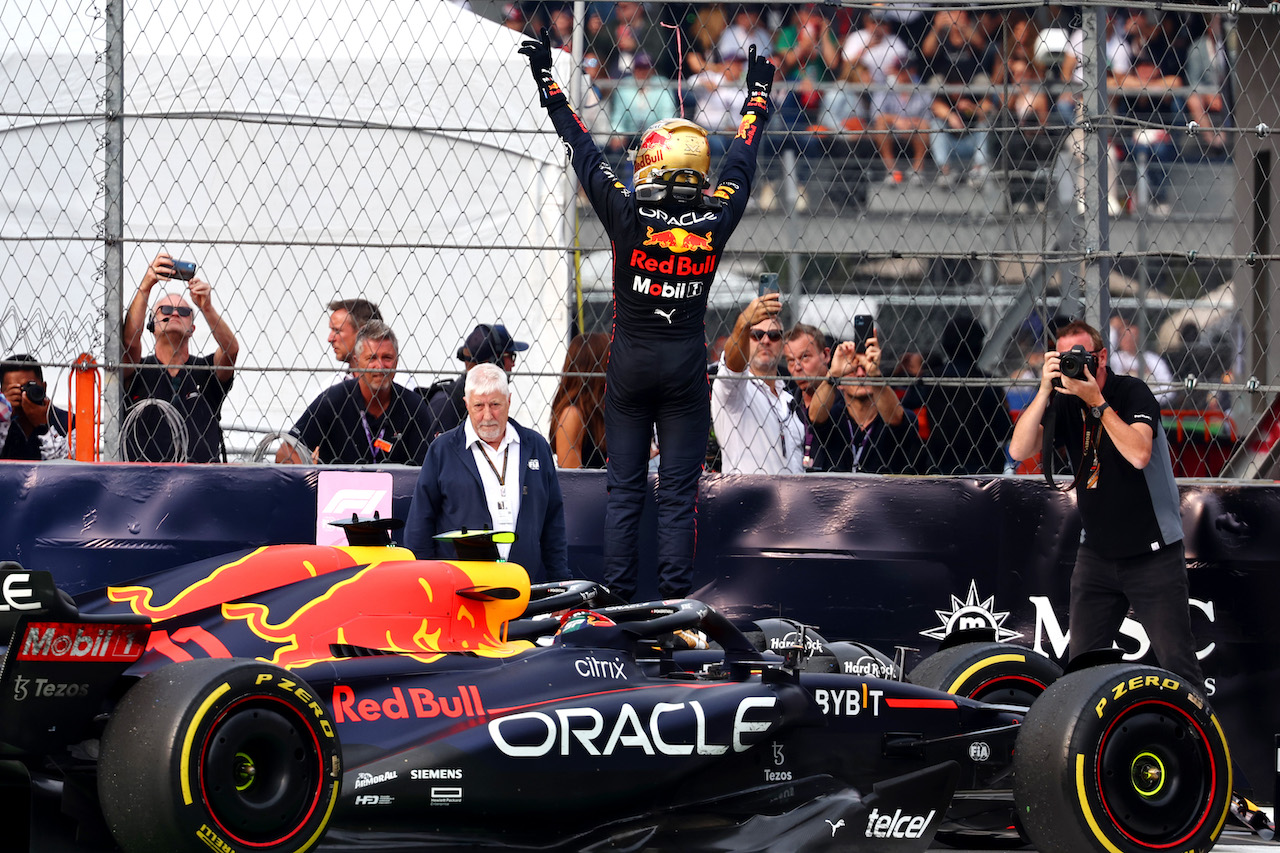 GP CITTA DEL MESSICO, 1st place Max Verstappen (NLD) Red Bull Racing RB18.
30.10.2022. Formula 1 World Championship, Rd 20, Mexican Grand Prix, Mexico City, Mexico, Gara Day.
- www.xpbimages.com, EMail: requests@xpbimages.com © Copyright: Batchelor / XPB Images