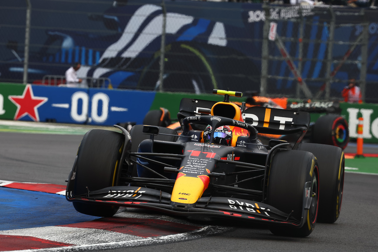 GP CITTA DEL MESSICO, Sergio Perez (MEX) Red Bull Racing RB18.
30.10.2022. Formula 1 World Championship, Rd 20, Mexican Grand Prix, Mexico City, Mexico, Gara Day.
- www.xpbimages.com, EMail: requests@xpbimages.com ¬© Copyright: Batchelor / XPB Images