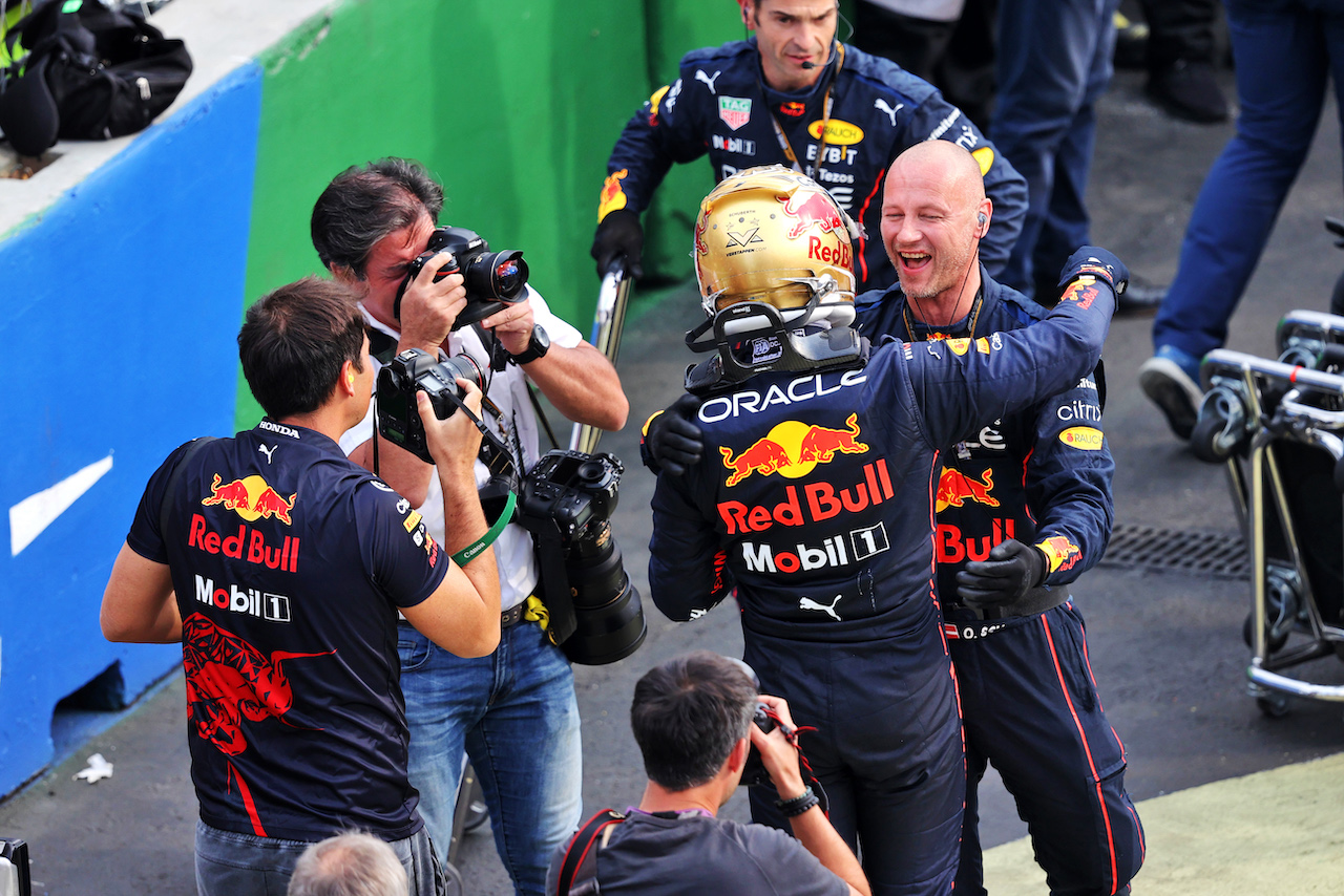 GP CITTA DEL MESSICO, Gara winner Max Verstappen (NLD) Red Bull Racing celebrates with the team in parc ferme.
30.10.2022. Formula 1 World Championship, Rd 20, Mexican Grand Prix, Mexico City, Mexico, Gara Day.
- www.xpbimages.com, EMail: requests@xpbimages.com © Copyright: Moy / XPB Images