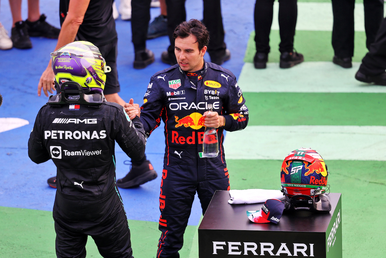 GP CITTA DEL MESSICO, (L to R): Second placed Lewis Hamilton (GBR) Mercedes AMG F1 with third placed Sergio Perez (MEX) Red Bull Racing in parc ferme.
30.10.2022. Formula 1 World Championship, Rd 20, Mexican Grand Prix, Mexico City, Mexico, Gara Day.
- www.xpbimages.com, EMail: requests@xpbimages.com © Copyright: Moy / XPB Images