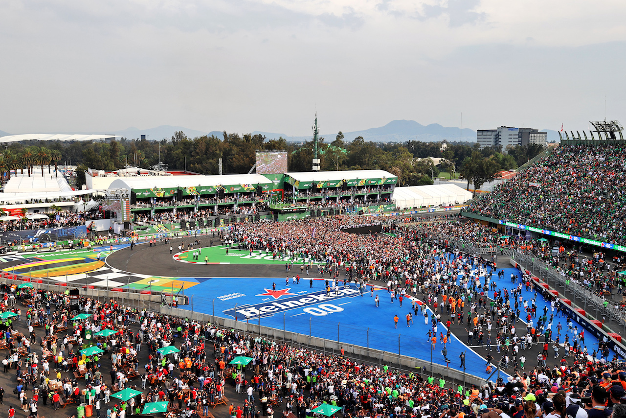 GP CITTA DEL MESSICO, Fans at the podium.
30.10.2022. Formula 1 World Championship, Rd 20, Mexican Grand Prix, Mexico City, Mexico, Gara Day.
- www.xpbimages.com, EMail: requests@xpbimages.com © Copyright: Moy / XPB Images