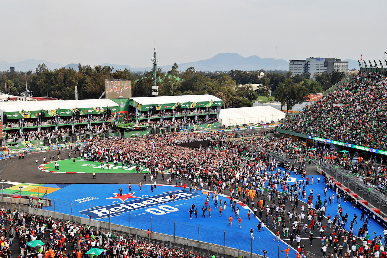 GP CITTA DEL MESSICO, Fans at the podium.
30.10.2022. Formula 1 World Championship, Rd 20, Mexican Grand Prix, Mexico City, Mexico, Gara Day.
- www.xpbimages.com, EMail: requests@xpbimages.com © Copyright: Moy / XPB Images