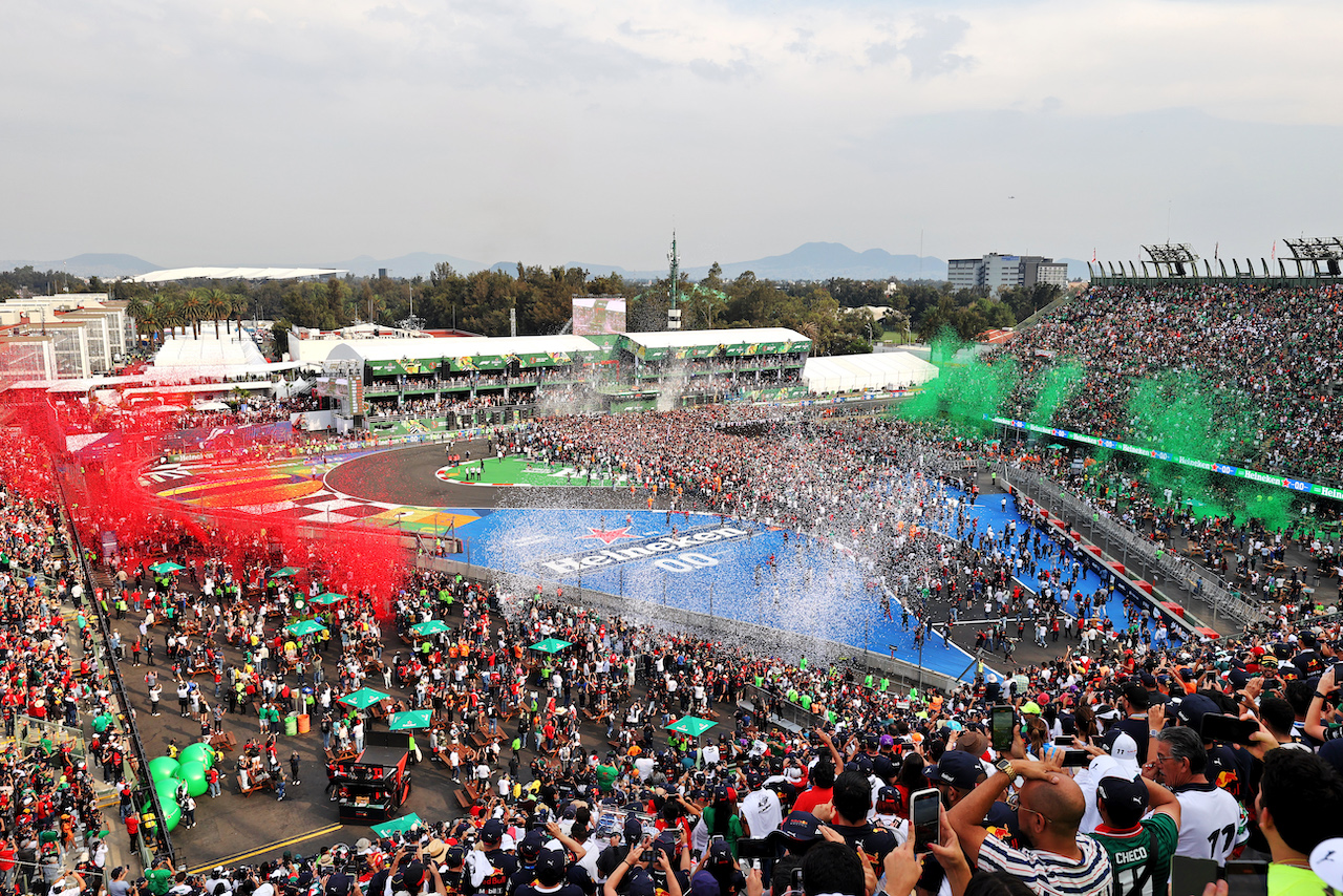 GP CITTA DEL MESSICO, Fans at the podium.
30.10.2022. Formula 1 World Championship, Rd 20, Mexican Grand Prix, Mexico City, Mexico, Gara Day.
- www.xpbimages.com, EMail: requests@xpbimages.com © Copyright: Moy / XPB Images