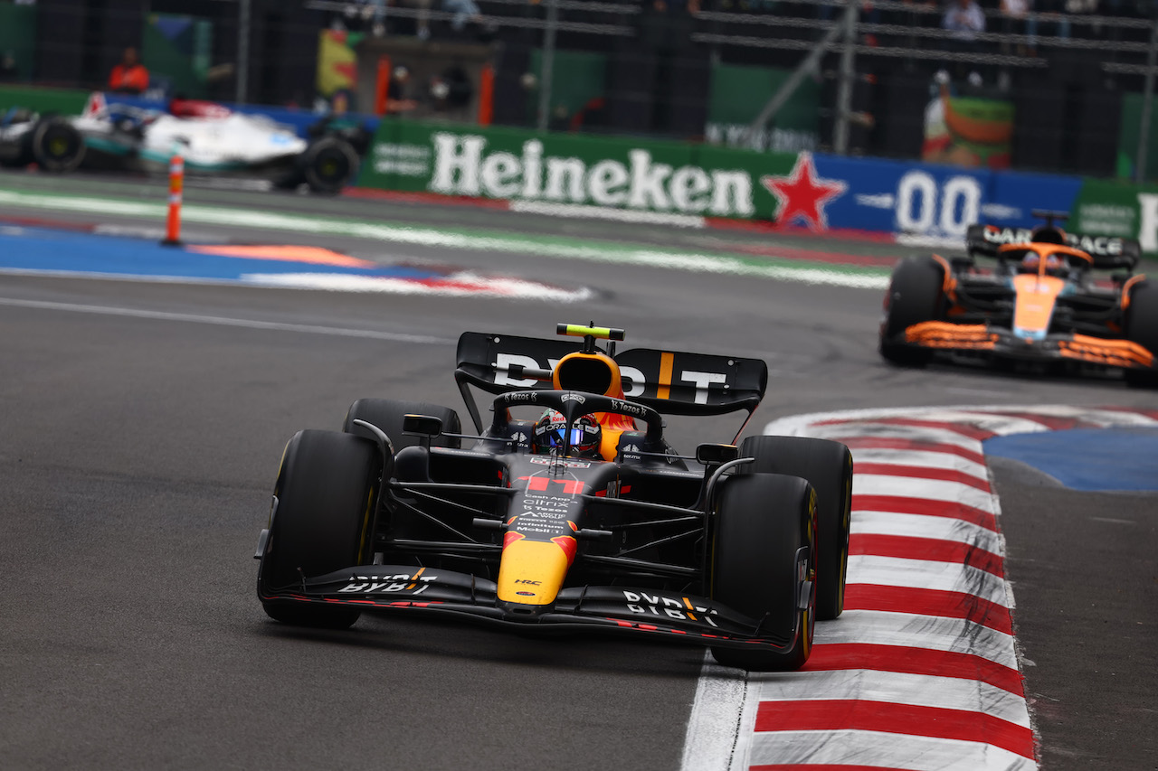GP CITTA DEL MESSICO, Sergio Perez (MEX) Red Bull Racing RB18.
30.10.2022. Formula 1 World Championship, Rd 20, Mexican Grand Prix, Mexico City, Mexico, Gara Day.
- www.xpbimages.com, EMail: requests@xpbimages.com ¬© Copyright: Batchelor / XPB Images