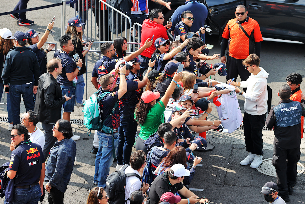 GP CITTA DEL MESSICO, Pierre Gasly (FRA) AlphaTauri with fans.
30.10.2022. Formula 1 World Championship, Rd 20, Mexican Grand Prix, Mexico City, Mexico, Gara Day.
- www.xpbimages.com, EMail: requests@xpbimages.com © Copyright: Moy / XPB Images