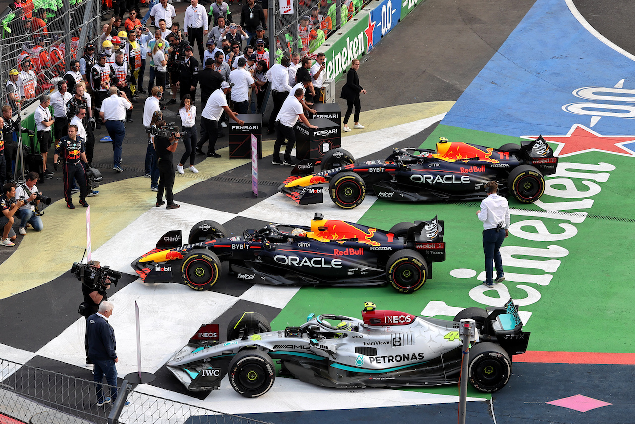 GP CITTA DEL MESSICO, Lewis Hamilton (GBR) Mercedes AMG F1 W13; Max Verstappen (NLD) Red Bull Racing RB18; e Sergio Perez (MEX) Red Bull Racing RB18 in parc ferme.
30.10.2022. Formula 1 World Championship, Rd 20, Mexican Grand Prix, Mexico City, Mexico, Gara Day.
- www.xpbimages.com, EMail: requests@xpbimages.com © Copyright: Moy / XPB Images
