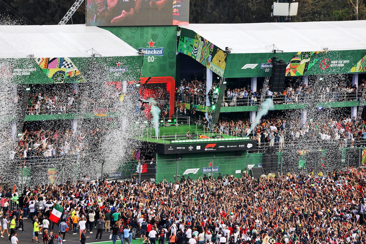 GP CITTA DEL MESSICO, Gara winner Max Verstappen (NLD) Red Bull Racing RB18 on the podium.
30.10.2022. Formula 1 World Championship, Rd 20, Mexican Grand Prix, Mexico City, Mexico, Gara Day.
- www.xpbimages.com, EMail: requests@xpbimages.com © Copyright: Moy / XPB Images