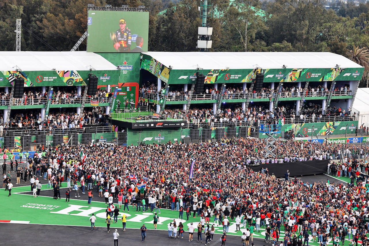 GP CITTA DEL MESSICO, The podium (L to R): Lewis Hamilton (GBR) Mercedes AMG F1, second; Max Verstappen (NLD) Red Bull Racing, vincitore; Charles Leclerc (MON) Ferrari, third.
30.10.2022. Formula 1 World Championship, Rd 20, Mexican Grand Prix, Mexico City, Mexico, Gara Day.
- www.xpbimages.com, EMail: requests@xpbimages.com © Copyright: Moy / XPB Images