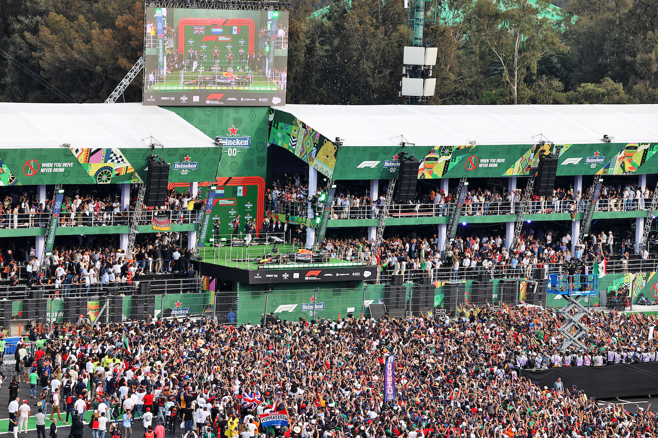 GP CITTA DEL MESSICO, Fans at the podium.
30.10.2022. Formula 1 World Championship, Rd 20, Mexican Grand Prix, Mexico City, Mexico, Gara Day.
- www.xpbimages.com, EMail: requests@xpbimages.com © Copyright: Moy / XPB Images