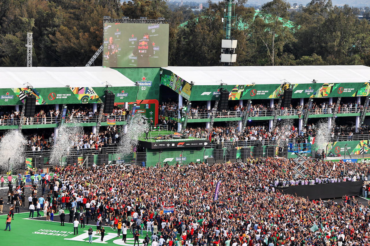 GP CITTA DEL MESSICO, Fans at the podium.
30.10.2022. Formula 1 World Championship, Rd 20, Mexican Grand Prix, Mexico City, Mexico, Gara Day.
- www.xpbimages.com, EMail: requests@xpbimages.com © Copyright: Moy / XPB Images