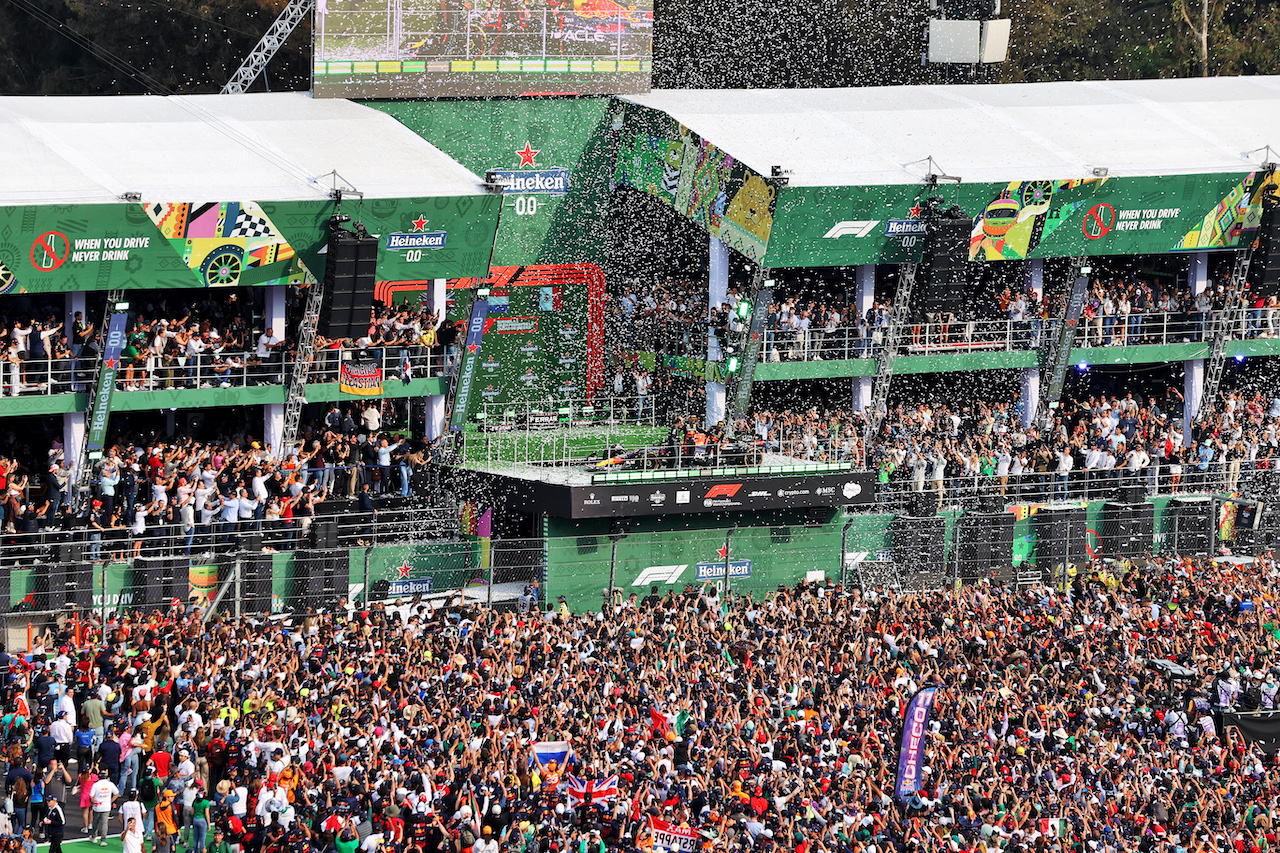 GP CITTA DEL MESSICO, Fans at the podium.
30.10.2022. Formula 1 World Championship, Rd 20, Mexican Grand Prix, Mexico City, Mexico, Gara Day.
- www.xpbimages.com, EMail: requests@xpbimages.com © Copyright: Moy / XPB Images