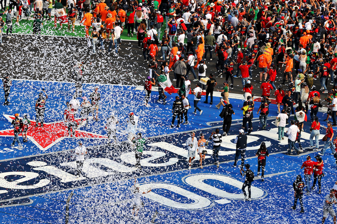 GP CITTA DEL MESSICO, Fans at the podium.
30.10.2022. Formula 1 World Championship, Rd 20, Mexican Grand Prix, Mexico City, Mexico, Gara Day.
- www.xpbimages.com, EMail: requests@xpbimages.com © Copyright: Moy / XPB Images