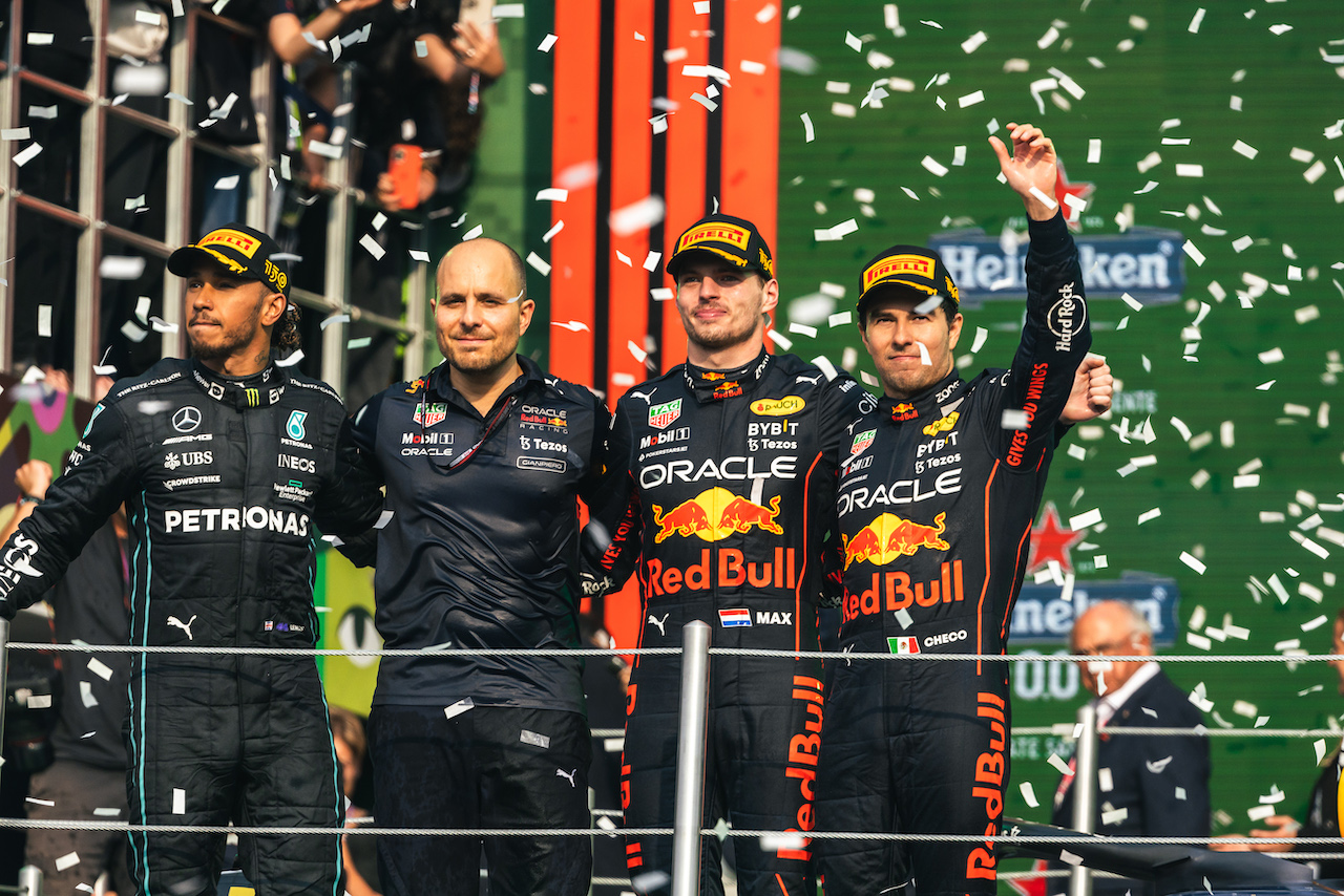 GP CITTA DEL MESSICO, The podium (L to R): Lewis Hamilton (GBR) Mercedes AMG F1, second; Gianpiero Lambiase (ITA) Red Bull Racing Engineer; Max Verstappen (NLD) Red Bull Racing, vincitore; Sergio Perez (MEX) Red Bull Racing, third.
30.10.2022. Formula 1 World Championship, Rd 20, Mexican Grand Prix, Mexico City, Mexico, Gara Day.
- www.xpbimages.com, EMail: requests@xpbimages.com © Copyright: Bearne / XPB Images