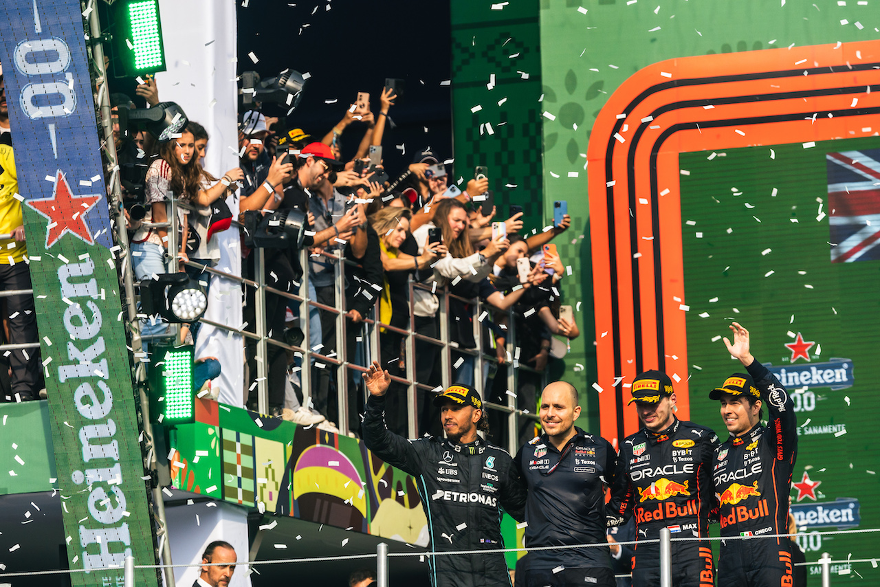 GP CITTA DEL MESSICO, The podium (L to R): Lewis Hamilton (GBR) Mercedes AMG F1, second; Gianpiero Lambiase (ITA) Red Bull Racing Engineer; Max Verstappen (NLD) Red Bull Racing, vincitore; Sergio Perez (MEX) Red Bull Racing, third.
30.10.2022. Formula 1 World Championship, Rd 20, Mexican Grand Prix, Mexico City, Mexico, Gara Day.
- www.xpbimages.com, EMail: requests@xpbimages.com © Copyright: Bearne / XPB Images