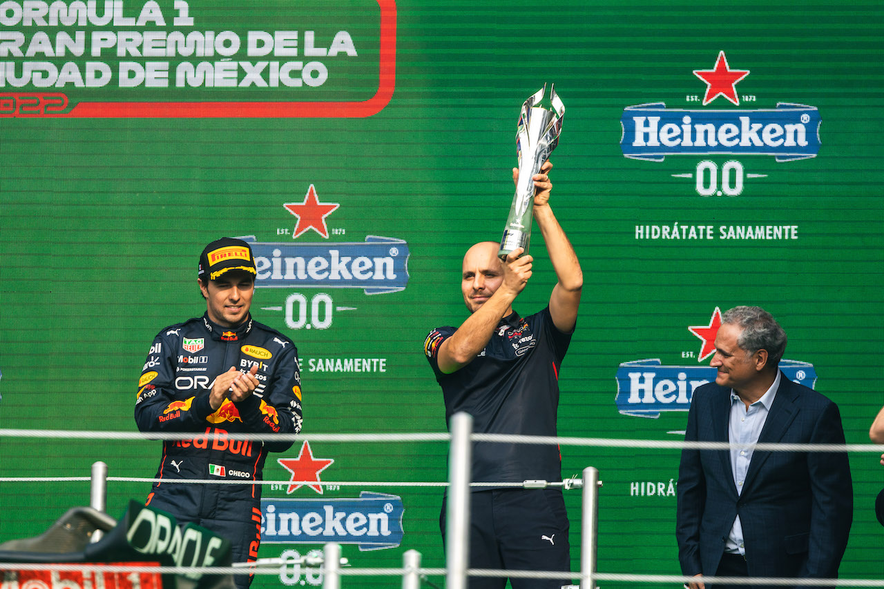 GP CITTA DEL MESSICO, Gianpiero Lambiase (ITA) Red Bull Racing Engineer celebrates on the podium alongside third placed Sergio Perez (MEX) Red Bull Racing.
30.10.2022. Formula 1 World Championship, Rd 20, Mexican Grand Prix, Mexico City, Mexico, Gara Day.
- www.xpbimages.com, EMail: requests@xpbimages.com © Copyright: Bearne / XPB Images