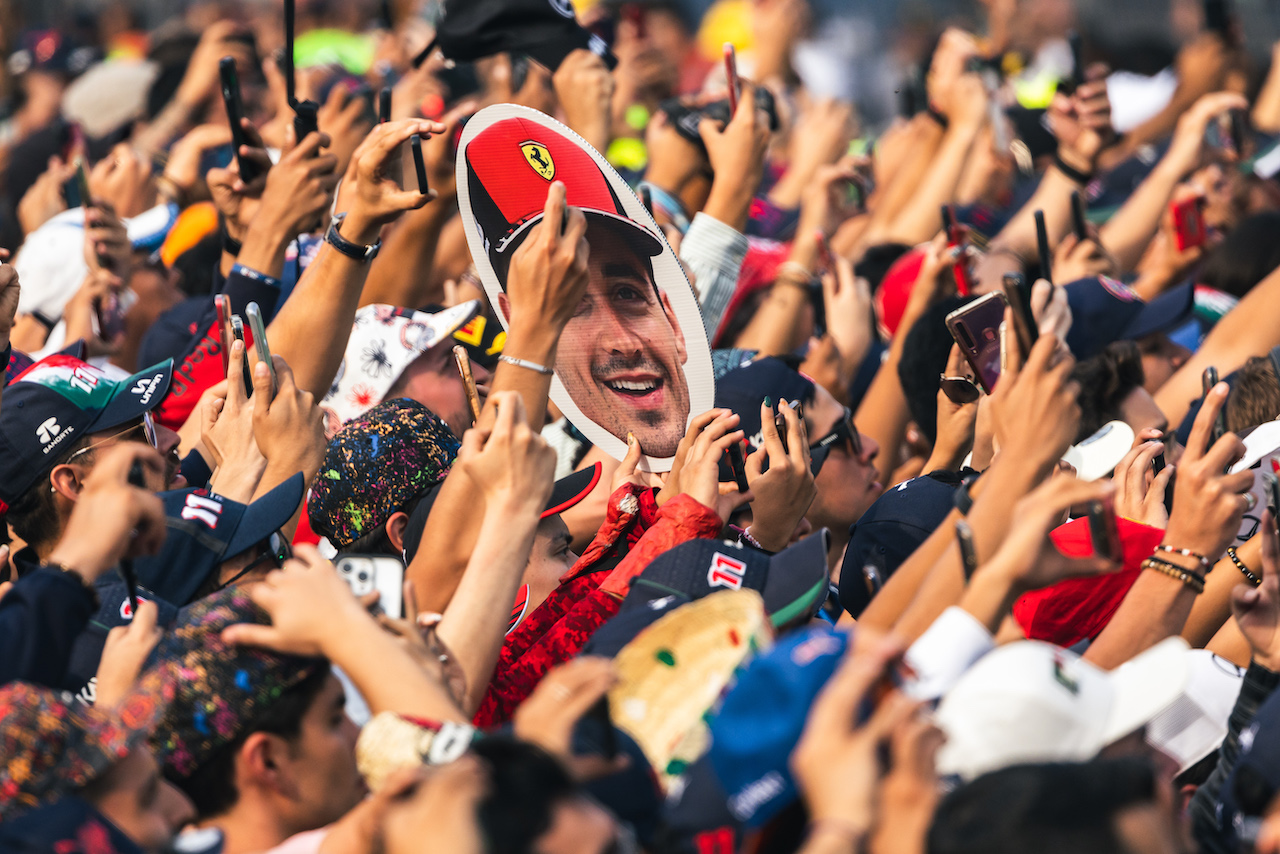 GP CITTA DEL MESSICO, Fans at the podium.
30.10.2022. Formula 1 World Championship, Rd 20, Mexican Grand Prix, Mexico City, Mexico, Gara Day.
- www.xpbimages.com, EMail: requests@xpbimages.com © Copyright: Bearne / XPB Images