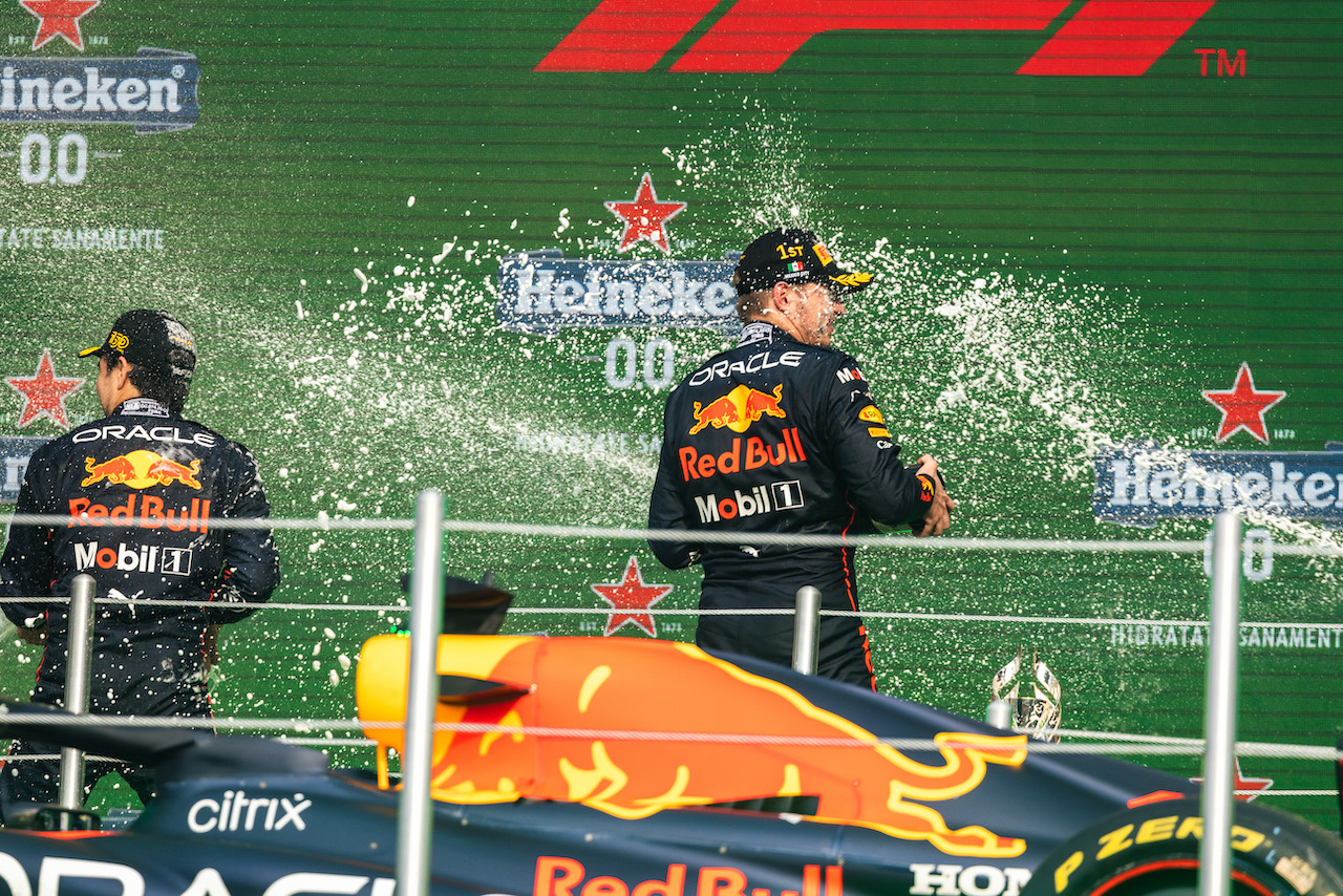 GP CITTA DEL MESSICO, (L to R): Sergio Perez (MEX) Red Bull Racing e vincitore Max Verstappen (NLD) Red Bull Racing celebrate on the podium.
30.10.2022. Formula 1 World Championship, Rd 20, Mexican Grand Prix, Mexico City, Mexico, Gara Day.
- www.xpbimages.com, EMail: requests@xpbimages.com © Copyright: Bearne / XPB Images