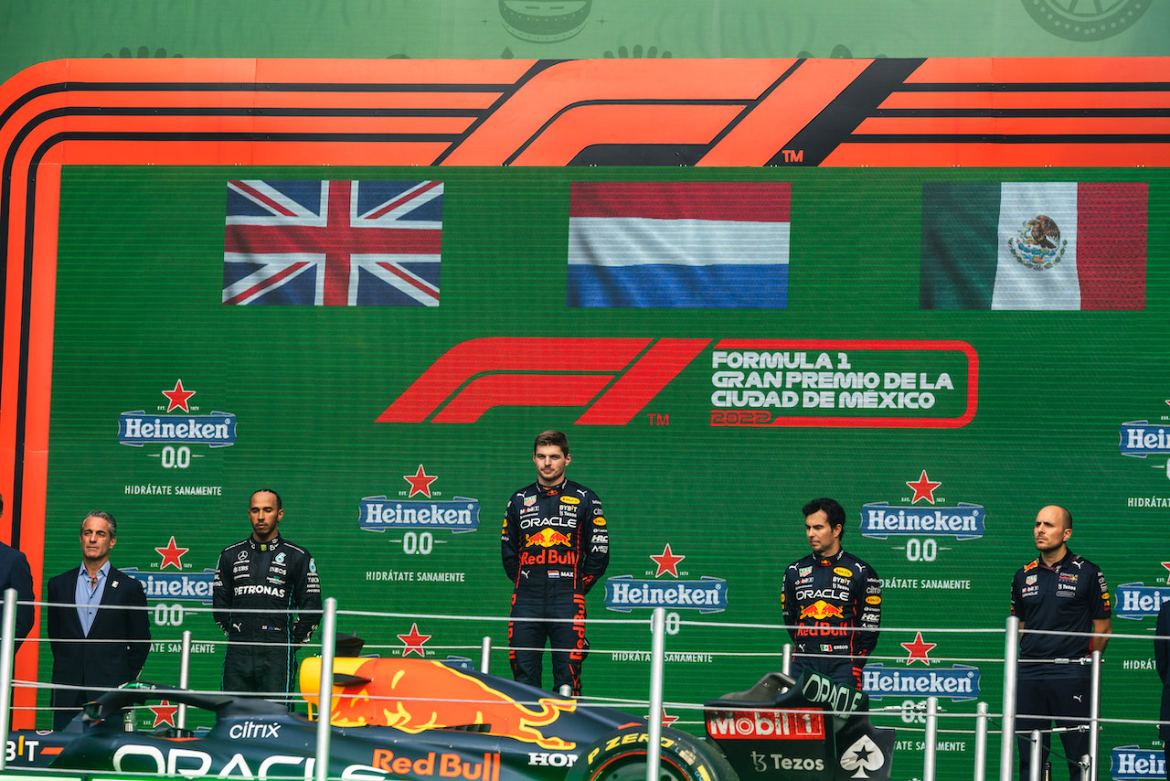 GP CITTA DEL MESSICO, The podium (L to R): Lewis Hamilton (GBR) Mercedes AMG F1, second; Max Verstappen (NLD) Red Bull Racing, vincitore; Charles Leclerc (MON) Ferrari, third.
30.10.2022. Formula 1 World Championship, Rd 20, Mexican Grand Prix, Mexico City, Mexico, Gara Day.
- www.xpbimages.com, EMail: requests@xpbimages.com © Copyright: Bearne / XPB Images