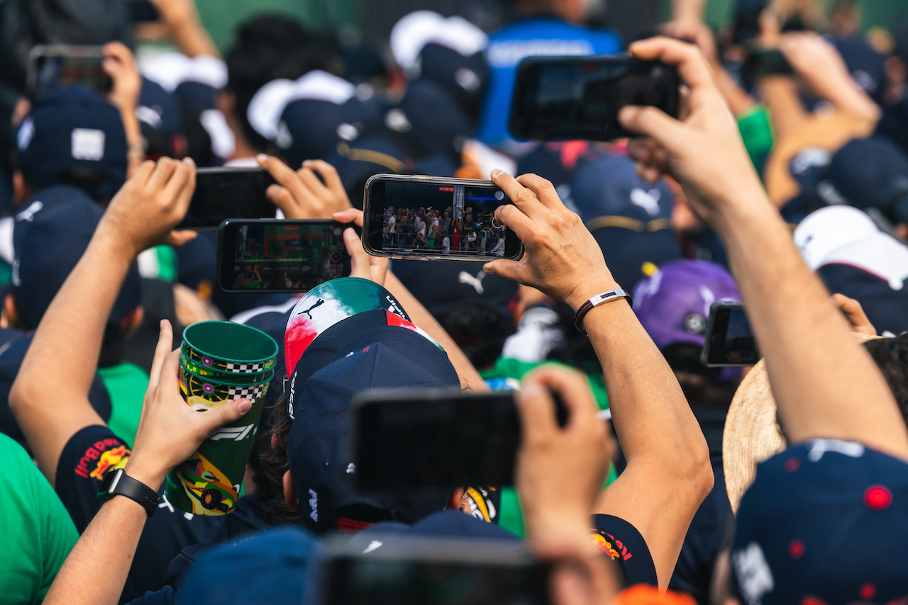 GP CITTA DEL MESSICO, Fans with phones at the podium.
30.10.2022. Formula 1 World Championship, Rd 20, Mexican Grand Prix, Mexico City, Mexico, Gara Day.
- www.xpbimages.com, EMail: requests@xpbimages.com © Copyright: Bearne / XPB Images