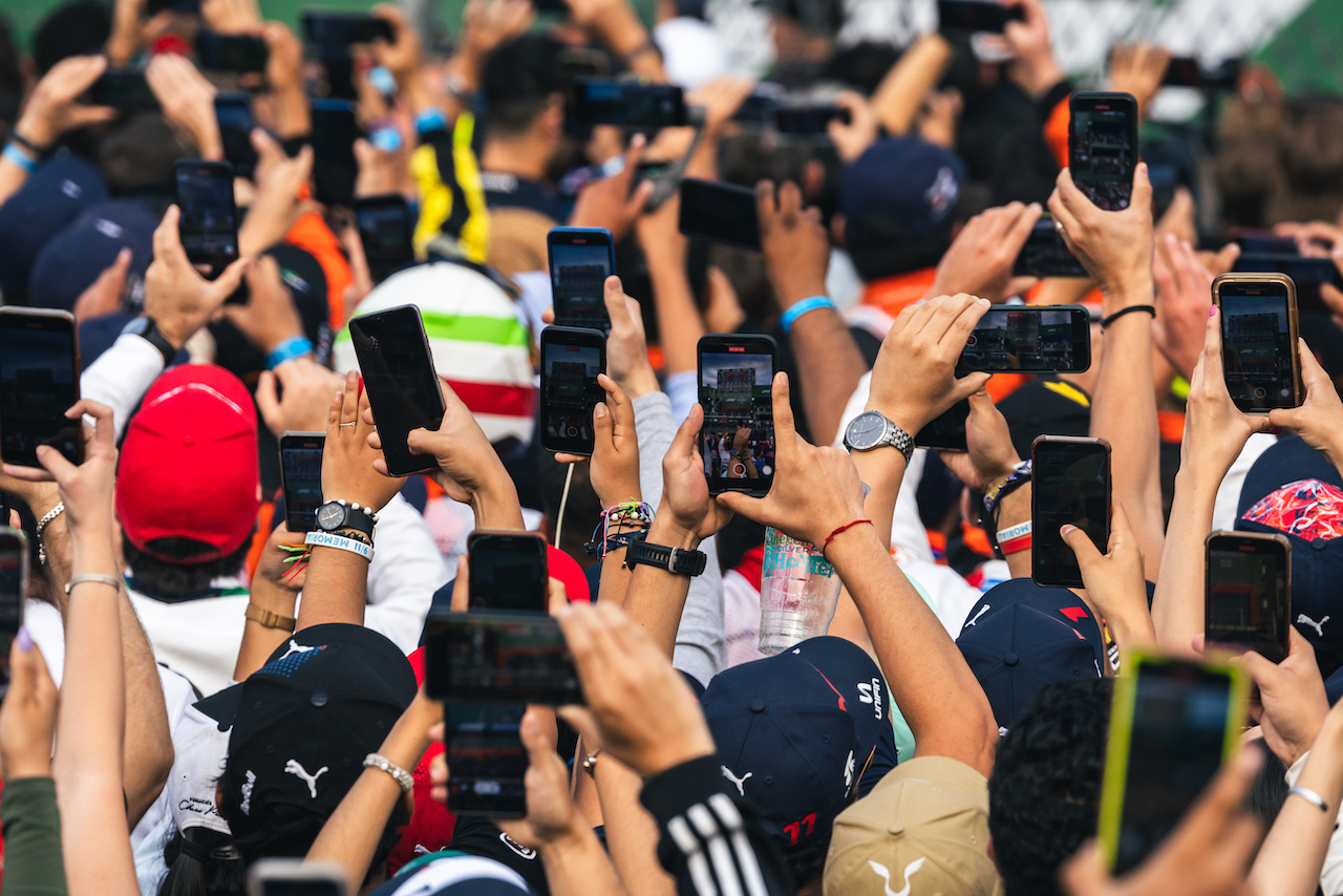 GP CITTA DEL MESSICO, Fans with phones at the podium.
30.10.2022. Formula 1 World Championship, Rd 20, Mexican Grand Prix, Mexico City, Mexico, Gara Day.
- www.xpbimages.com, EMail: requests@xpbimages.com © Copyright: Bearne / XPB Images