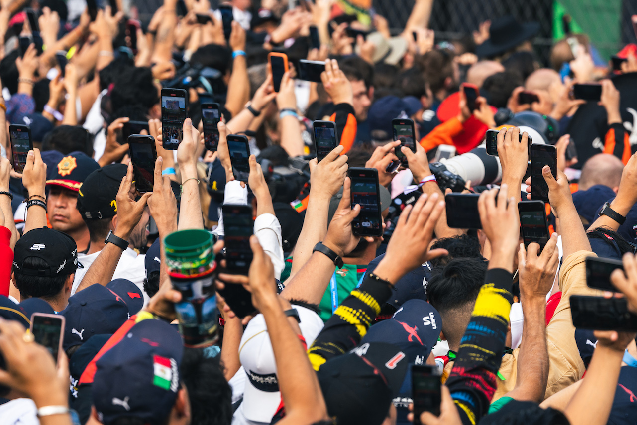 GP CITTA DEL MESSICO, Fans with phones at the podium.
30.10.2022. Formula 1 World Championship, Rd 20, Mexican Grand Prix, Mexico City, Mexico, Gara Day.
- www.xpbimages.com, EMail: requests@xpbimages.com © Copyright: Bearne / XPB Images