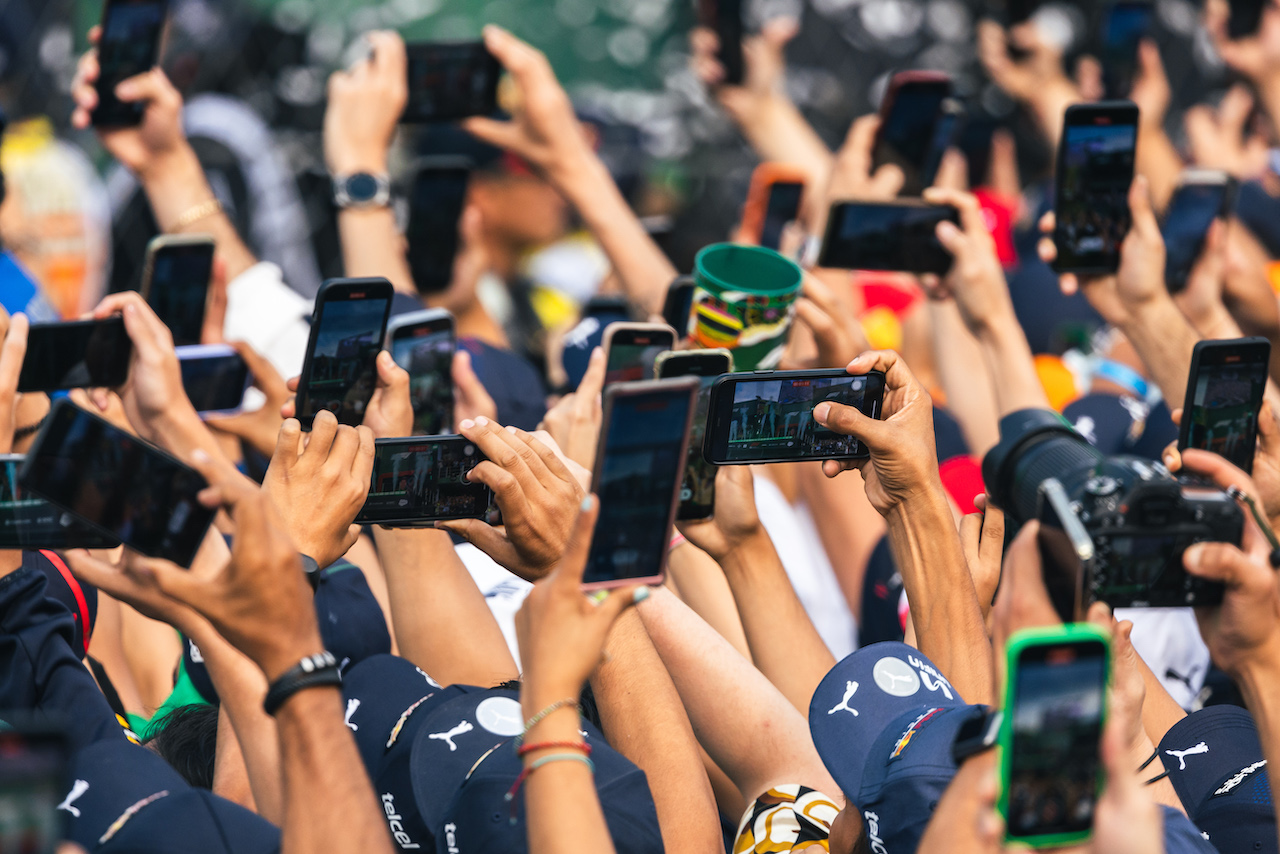 GP CITTA DEL MESSICO, Fans with phones at the podium.
30.10.2022. Formula 1 World Championship, Rd 20, Mexican Grand Prix, Mexico City, Mexico, Gara Day.
- www.xpbimages.com, EMail: requests@xpbimages.com © Copyright: Bearne / XPB Images