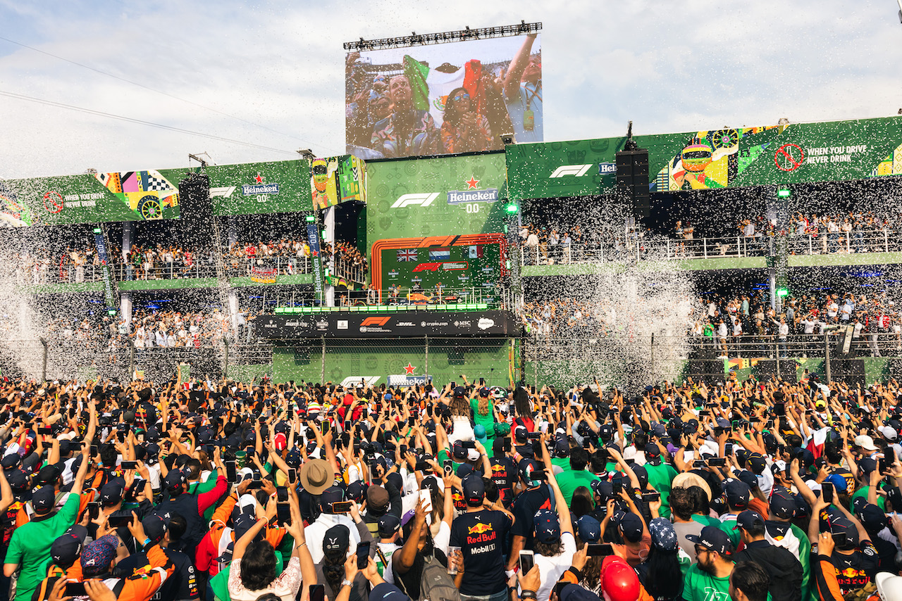 GP CITTA DEL MESSICO, Fans at the podium.
30.10.2022. Formula 1 World Championship, Rd 20, Mexican Grand Prix, Mexico City, Mexico, Gara Day.
- www.xpbimages.com, EMail: requests@xpbimages.com © Copyright: Batchelor / XPB Images