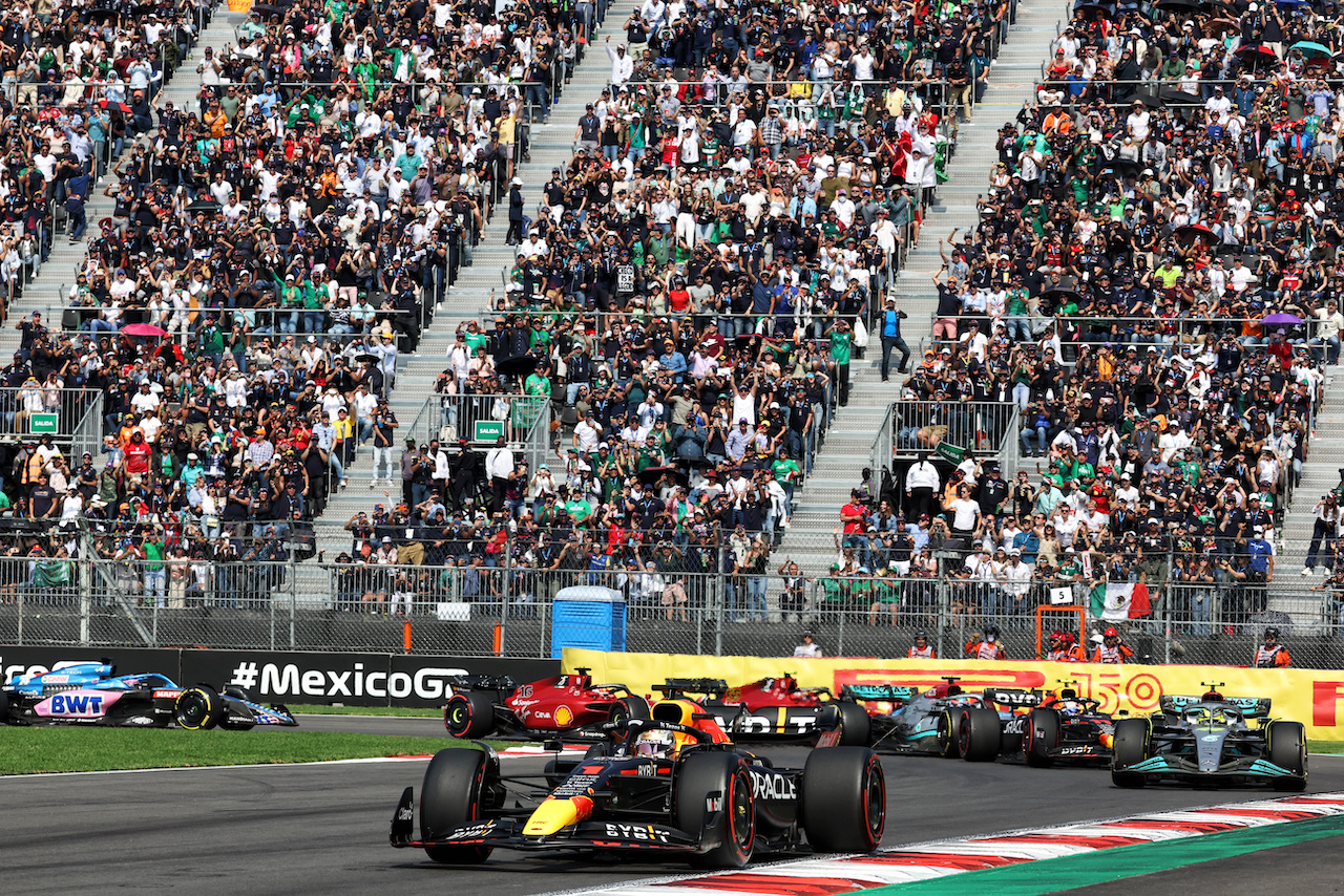 GP CITTA DEL MESSICO, Max Verstappen (NLD) Red Bull Racing RB18 davanti a at the partenza of the race.
30.10.2022. Formula 1 World Championship, Rd 20, Mexican Grand Prix, Mexico City, Mexico, Gara Day.
- www.xpbimages.com, EMail: requests@xpbimages.com © Copyright: Bearne / XPB Images