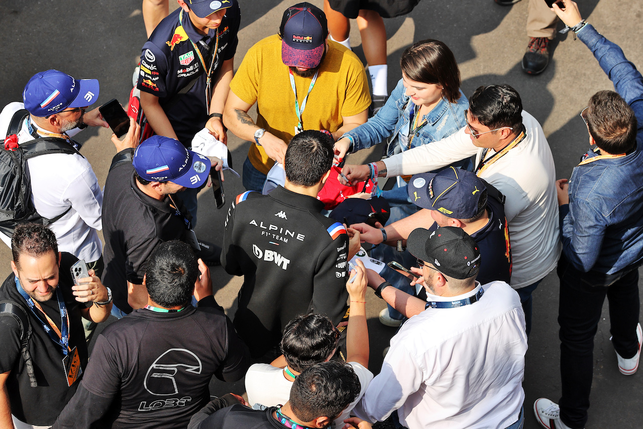 GP CITTA DEL MESSICO, Esteban Ocon (FRA) Alpine F1 Team with fans.
30.10.2022. Formula 1 World Championship, Rd 20, Mexican Grand Prix, Mexico City, Mexico, Gara Day.
- www.xpbimages.com, EMail: requests@xpbimages.com © Copyright: Moy / XPB Images