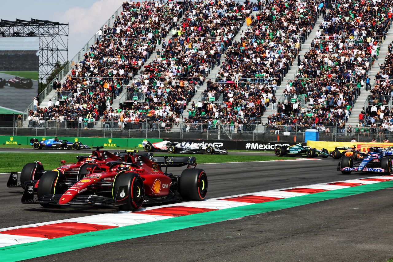 GP CITTA DEL MESSICO, Carlos Sainz Jr (ESP) Ferrari F1-75 e Charles Leclerc (MON) Ferrari F1-75 at the partenza of the race.
30.10.2022. Formula 1 World Championship, Rd 20, Mexican Grand Prix, Mexico City, Mexico, Gara Day.
- www.xpbimages.com, EMail: requests@xpbimages.com © Copyright: Bearne / XPB Images