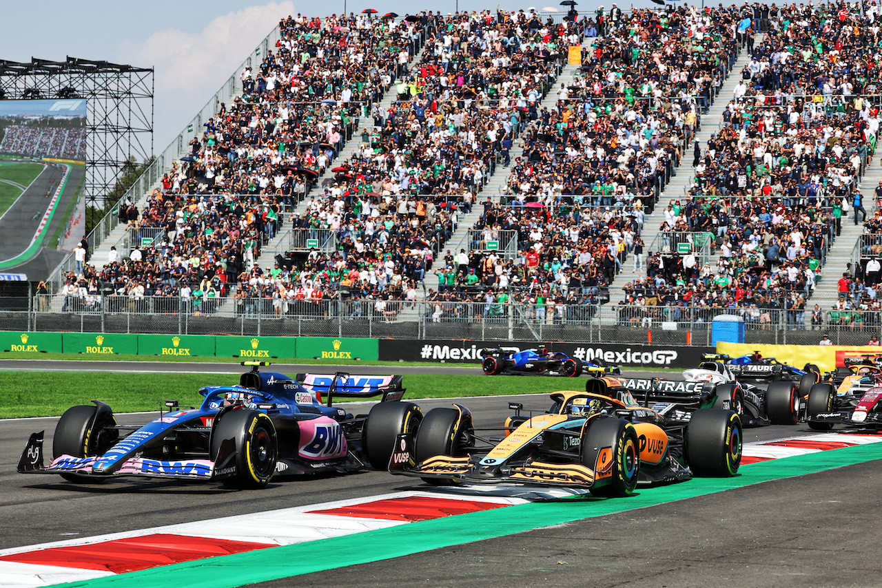 GP CITTA DEL MESSICO, Esteban Ocon (FRA) Alpine F1 Team A522 e Lando Norris (GBR) McLaren MCL36 at the partenza of the race.
30.10.2022. Formula 1 World Championship, Rd 20, Mexican Grand Prix, Mexico City, Mexico, Gara Day.
- www.xpbimages.com, EMail: requests@xpbimages.com © Copyright: Bearne / XPB Images