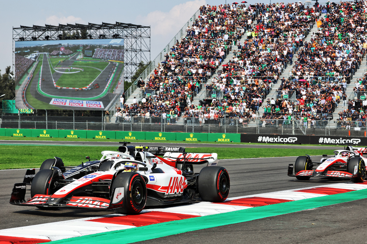 GP CITTA DEL MESSICO, Mick Schumacher (GER) Haas VF-22 e Pierre Gasly (FRA) AlphaTauri AT03 at the partenza of the race.
30.10.2022. Formula 1 World Championship, Rd 20, Mexican Grand Prix, Mexico City, Mexico, Gara Day.
- www.xpbimages.com, EMail: requests@xpbimages.com © Copyright: Bearne / XPB Images