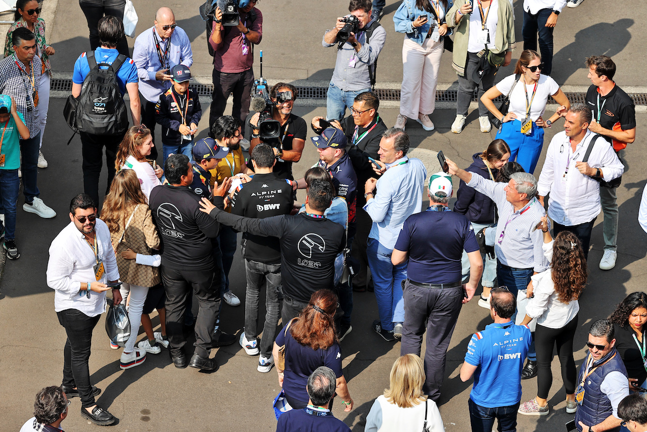 GP CITTA DEL MESSICO, Esteban Ocon (FRA) Alpine F1 Team with fans.
30.10.2022. Formula 1 World Championship, Rd 20, Mexican Grand Prix, Mexico City, Mexico, Gara Day.
- www.xpbimages.com, EMail: requests@xpbimages.com © Copyright: Moy / XPB Images