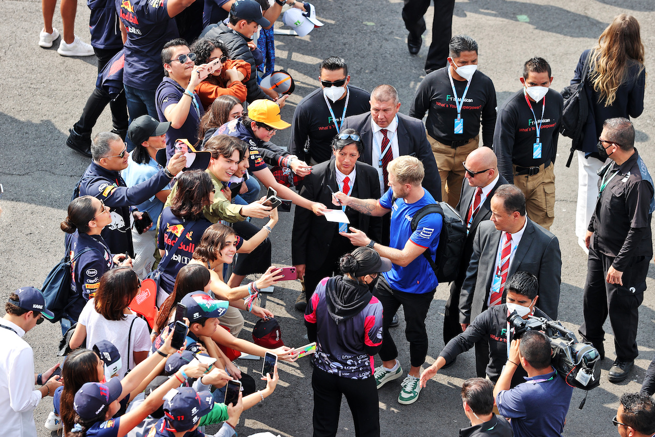 GP CITTA DEL MESSICO, Kevin Magnussen (DEN) Haas F1 Team with fans.
30.10.2022. Formula 1 World Championship, Rd 20, Mexican Grand Prix, Mexico City, Mexico, Gara Day.
- www.xpbimages.com, EMail: requests@xpbimages.com © Copyright: Moy / XPB Images