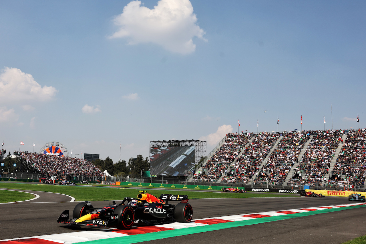 GP CITTA DEL MESSICO, Sergio Perez (MEX) Red Bull Racing RB18.
30.10.2022. Formula 1 World Championship, Rd 20, Mexican Grand Prix, Mexico City, Mexico, Gara Day.
- www.xpbimages.com, EMail: requests@xpbimages.com © Copyright: Bearne / XPB Images