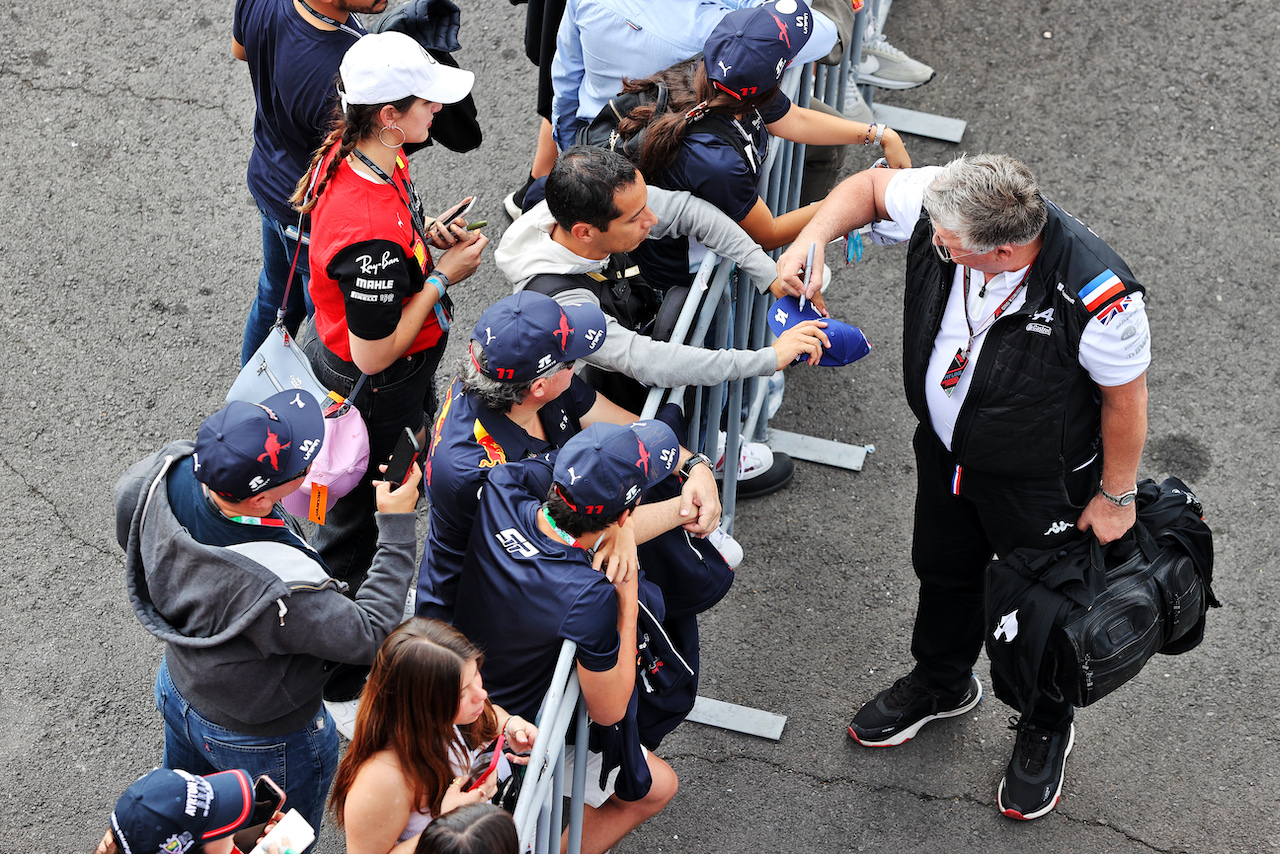 GP CITTA DEL MESSICO, Otmar Szafnauer (USA) Alpine F1 Team, Team Principal with fans.
30.10.2022. Formula 1 World Championship, Rd 20, Mexican Grand Prix, Mexico City, Mexico, Gara Day.
- www.xpbimages.com, EMail: requests@xpbimages.com © Copyright: Moy / XPB Images