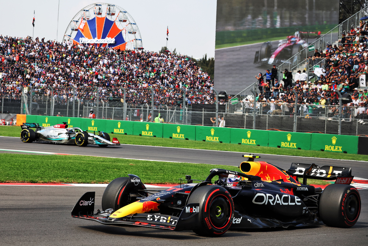 GP CITTA DEL MESSICO, Sergio Perez (MEX) Red Bull Racing RB18.
30.10.2022. Formula 1 World Championship, Rd 20, Mexican Grand Prix, Mexico City, Mexico, Gara Day.
- www.xpbimages.com, EMail: requests@xpbimages.com © Copyright: Bearne / XPB Images