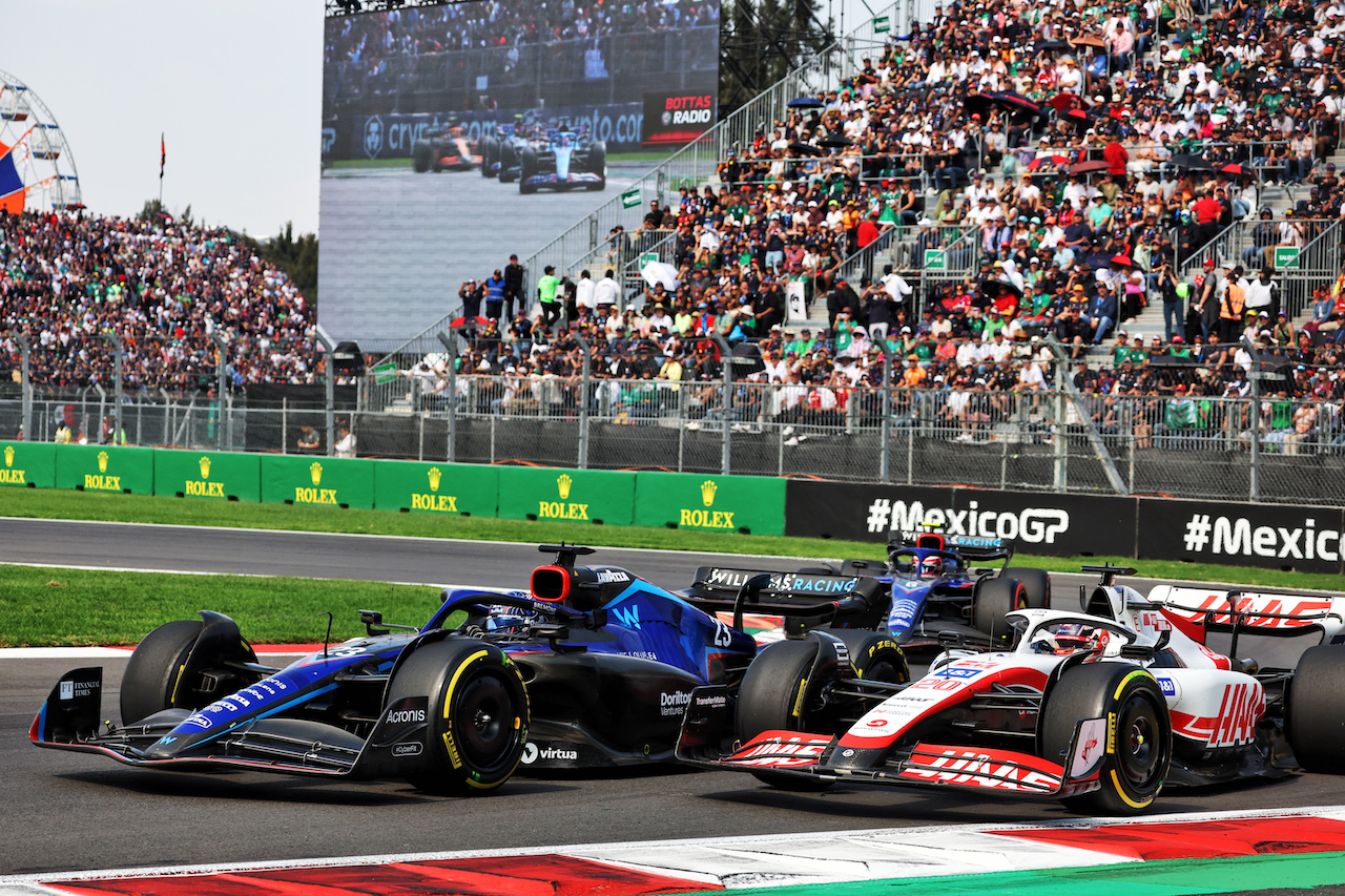 GP CITTA DEL MESSICO, Alexander Albon (THA) Williams Racing FW44 anmd Kevin Magnussen (DEN) Haas VF-22 battle for position.
30.10.2022. Formula 1 World Championship, Rd 20, Mexican Grand Prix, Mexico City, Mexico, Gara Day.
- www.xpbimages.com, EMail: requests@xpbimages.com © Copyright: Bearne / XPB Images