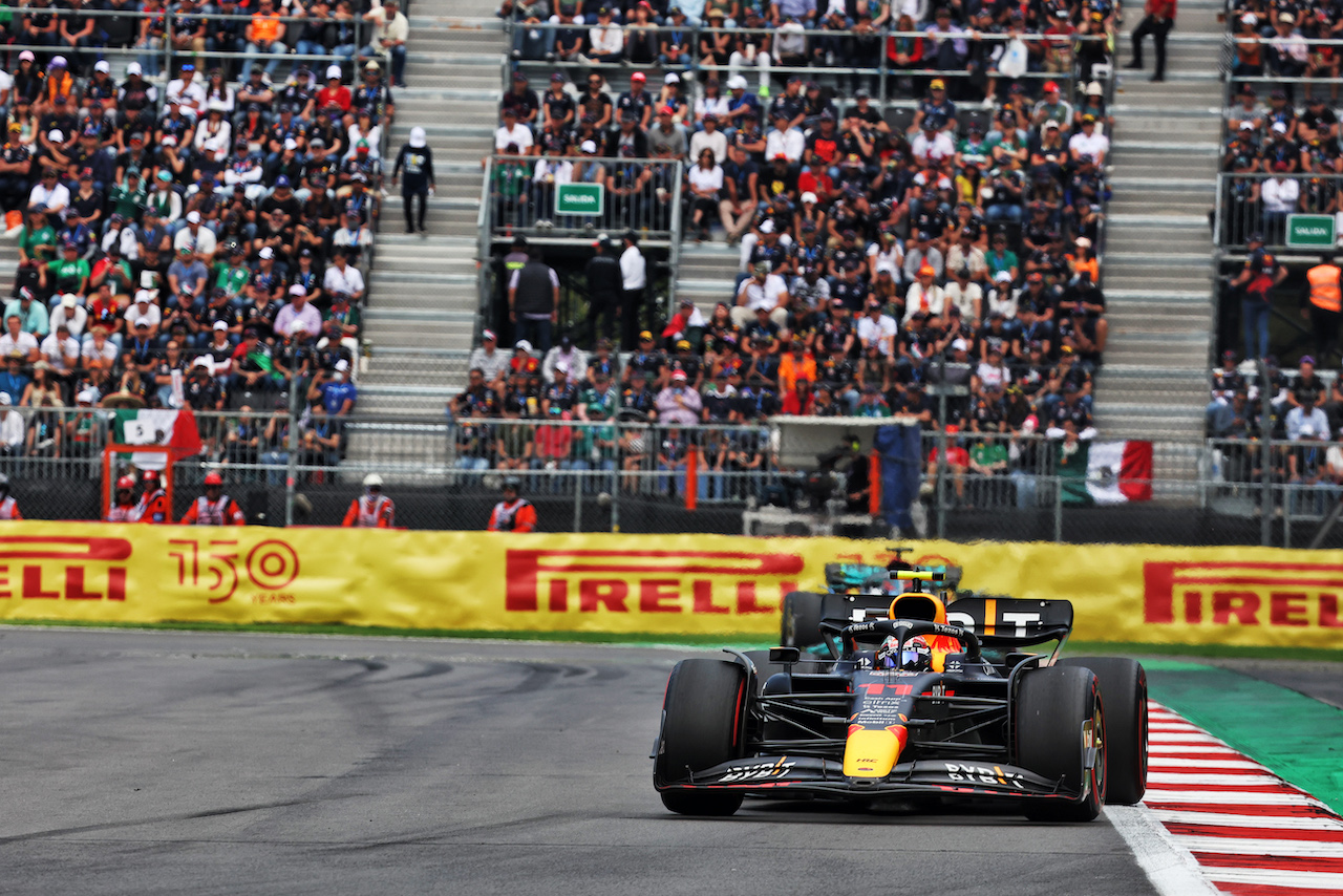 GP CITTA DEL MESSICO, Sergio Perez (MEX) Red Bull Racing RB18.
30.10.2022. Formula 1 World Championship, Rd 20, Mexican Grand Prix, Mexico City, Mexico, Gara Day.
- www.xpbimages.com, EMail: requests@xpbimages.com © Copyright: Bearne / XPB Images