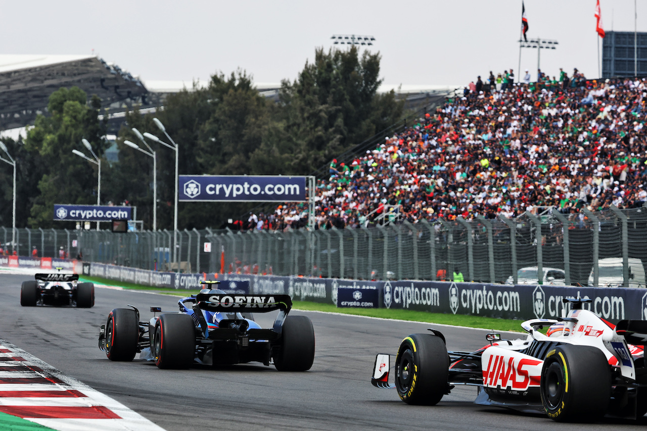 GP CITTA DEL MESSICO, Nicholas Latifi (CDN) Williams Racing FW44 davanti a Kevin Magnussen (DEN) Haas VF-22.
30.10.2022. Formula 1 World Championship, Rd 20, Mexican Grand Prix, Mexico City, Mexico, Gara Day.
- www.xpbimages.com, EMail: requests@xpbimages.com © Copyright: Bearne / XPB Images