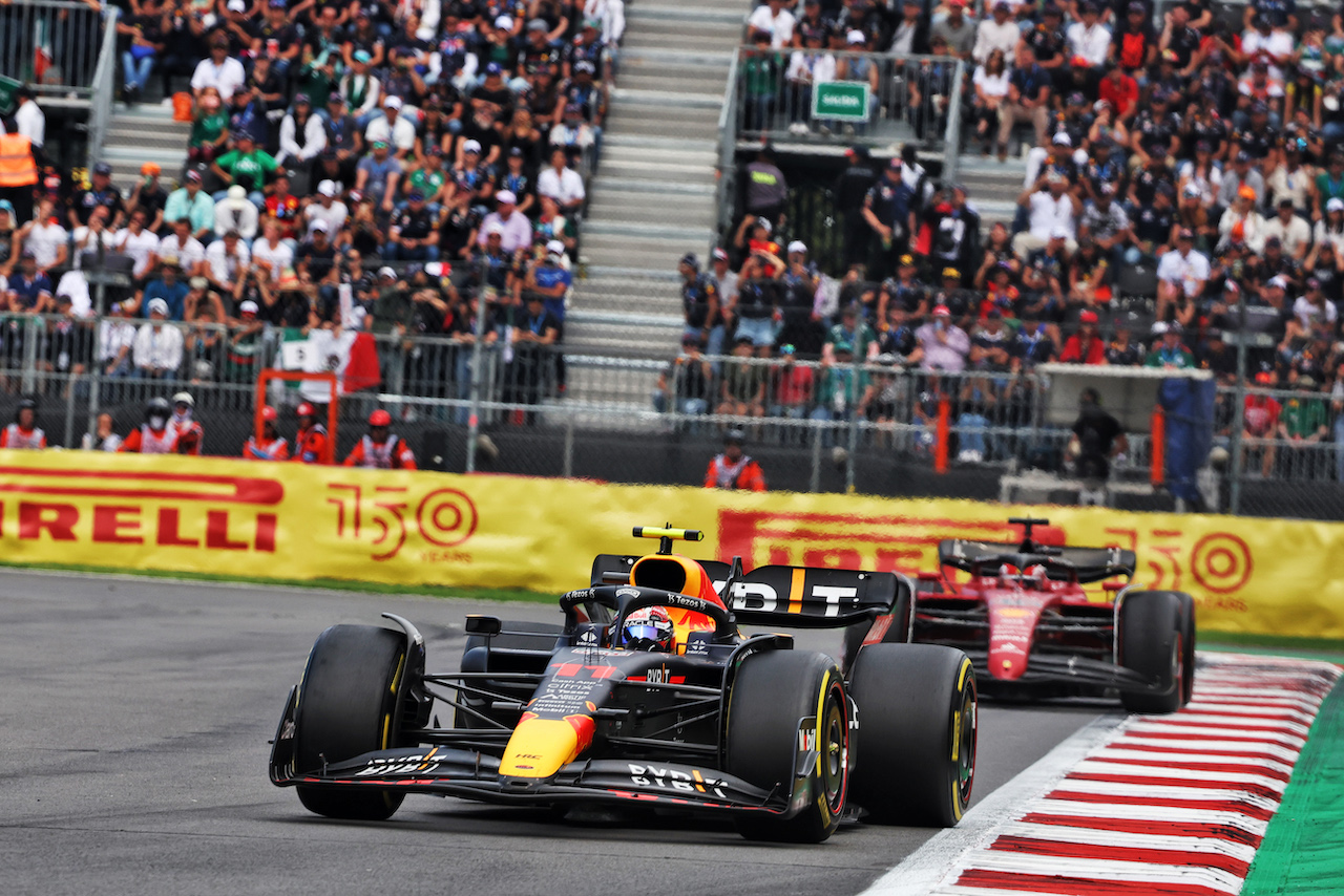 GP CITTA DEL MESSICO, Sergio Perez (MEX) Red Bull Racing RB18.
30.10.2022. Formula 1 World Championship, Rd 20, Mexican Grand Prix, Mexico City, Mexico, Gara Day.
- www.xpbimages.com, EMail: requests@xpbimages.com © Copyright: Bearne / XPB Images