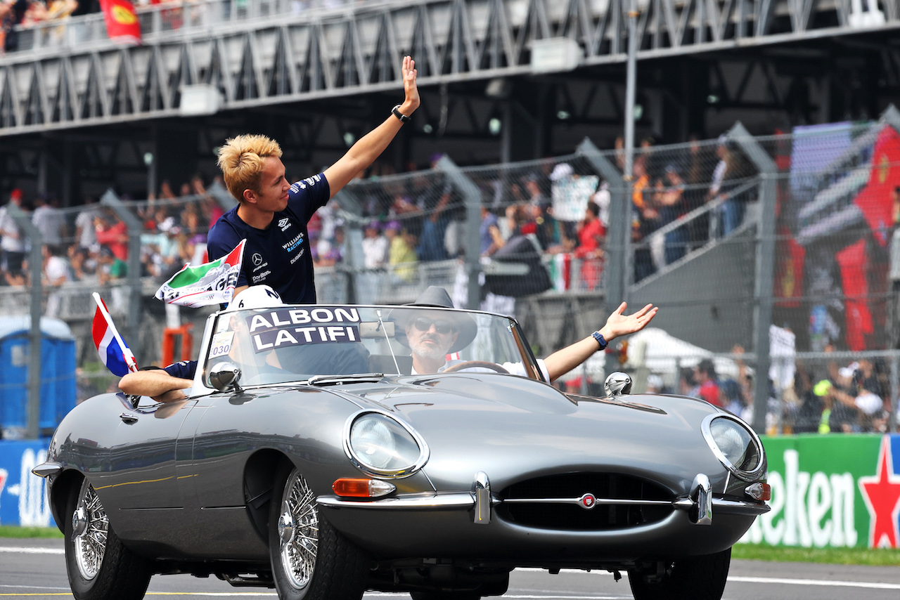 GP CITTA DEL MESSICO, Alexander Albon (THA) Williams Racing on the drivers parade.
30.10.2022. Formula 1 World Championship, Rd 20, Mexican Grand Prix, Mexico City, Mexico, Gara Day.
- www.xpbimages.com, EMail: requests@xpbimages.com © Copyright: Bearne / XPB Images