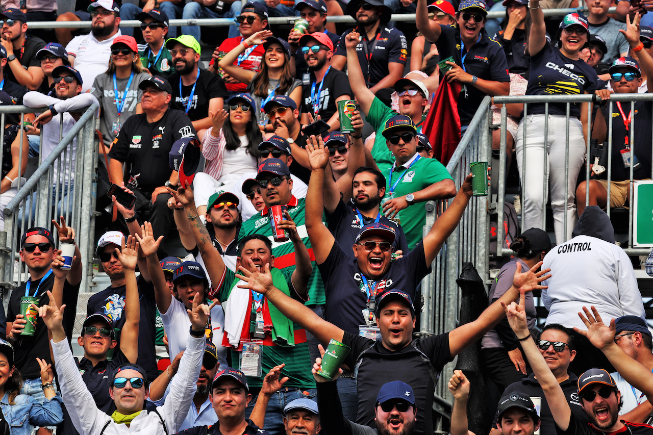 GP CITTA DEL MESSICO, Circuit Atmosfera - fans in the grandstand.
30.10.2022. Formula 1 World Championship, Rd 20, Mexican Grand Prix, Mexico City, Mexico, Gara Day.
- www.xpbimages.com, EMail: requests@xpbimages.com © Copyright: Bearne / XPB Images