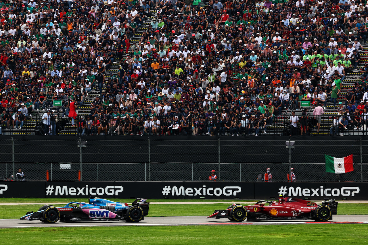 GP CITTA DEL MESSICO, Fernando Alonso (ESP) Alpine F1 Team A522 e Carlos Sainz Jr (ESP) Ferrari F1-75.
30.10.2022. Formula 1 World Championship, Rd 20, Mexican Grand Prix, Mexico City, Mexico, Gara Day.
 - www.xpbimages.com, EMail: requests@xpbimages.com © Copyright: Coates / XPB Images