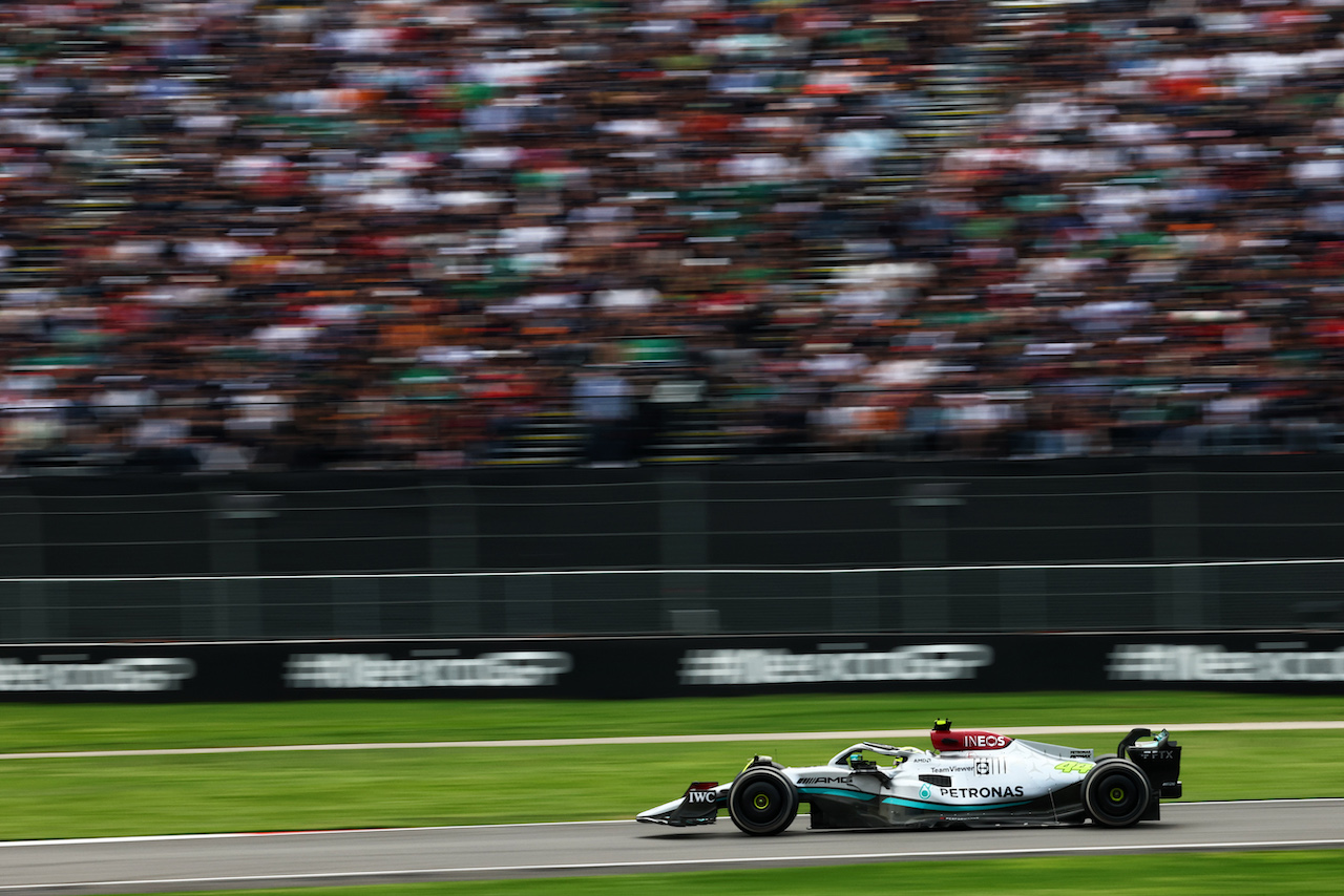 GP CITTA DEL MESSICO, Lewis Hamilton (GBR) Mercedes AMG F1 W13.
30.10.2022. Formula 1 World Championship, Rd 20, Mexican Grand Prix, Mexico City, Mexico, Gara Day.
 - www.xpbimages.com, EMail: requests@xpbimages.com © Copyright: Coates / XPB Images